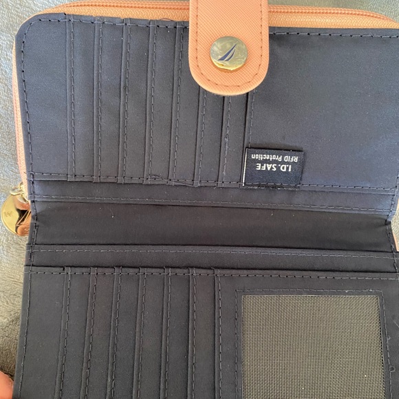 Nautica Pink wallet - Picture 2 of 4